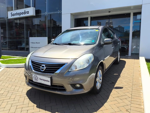 Nissan Versa 1.6 16V SL 2014}